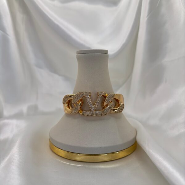 Bracelete V microcravejado